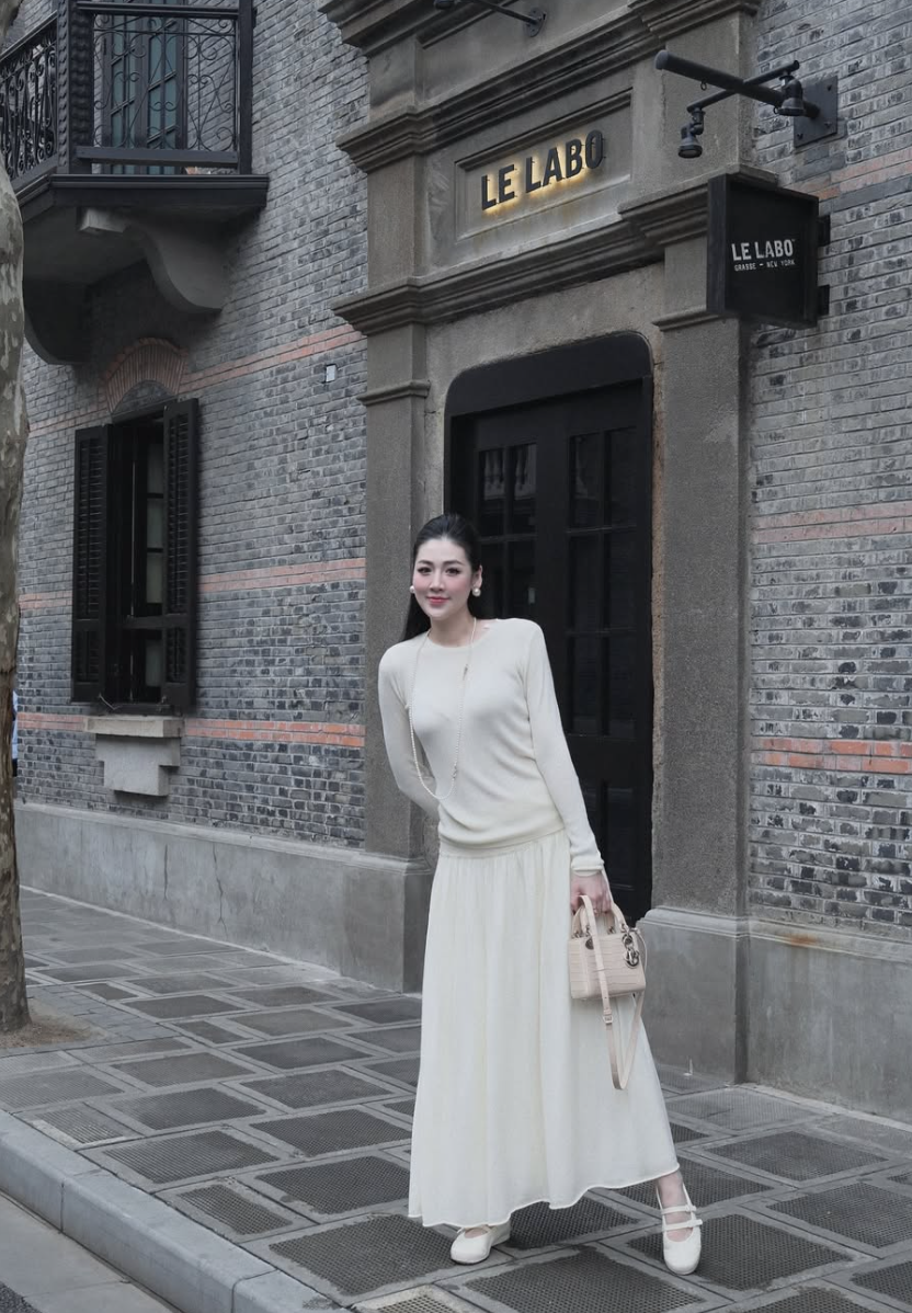 Đây không phải là lần đầu tiên công chúng thấy Á hậu Tú Anh xuất hiện cùng những món đồ xa xỉ. Ảnh: IG duongtuanhh