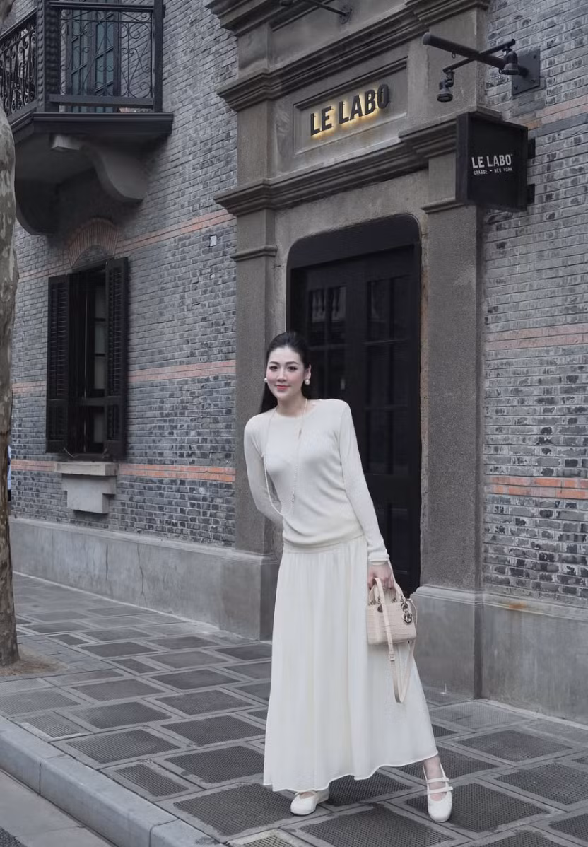 Đây không phải là lần đầu tiên công chúng thấy Á hậu Tú Anh xuất hiện cùng những món đồ xa xỉ. Ảnh: IG duongtuanhh