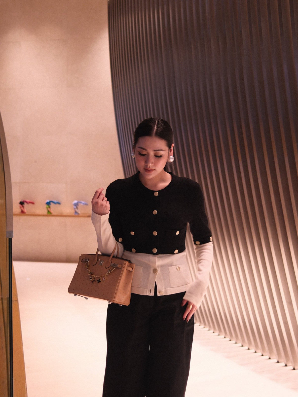 Mới đây, hình ảnh Dương Tú Anh trên đường phố Thượng Hải thu hút sự chú ý đặc biệt của cộng đồng mạng. Bên cạnh nhan sắc ngày càng mặn mà, hai chiếc túi xách hàng hiệu "khủng" mà cô mang theo mới là tâm điểm bàn tán. Ảnh: FB Duong Tu Anh