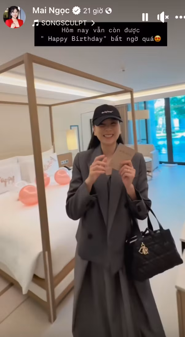 Người đẹp diện váy áo rộng thùng thình, giấu dáng, nở nụ cười tươi rói trong chuyến nghỉ dưỡng sau đám cưới. Ảnh: FB Mai Ngọc