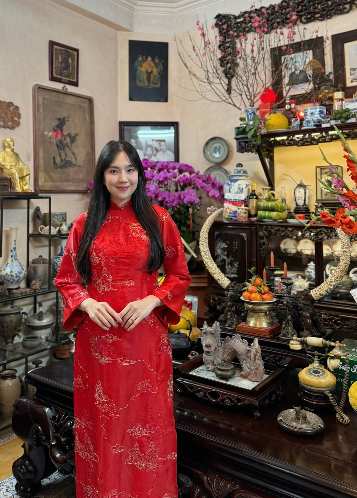 Để hoàn thiện vẻ ngoài thanh lịch và cuốn hút, Mai Ngọc không quên kết hợp trang phục với những phụ kiện tinh tế như túi xách, giày cao gót, trang sức... Chúng không chỉ giúp set đồ thêm phần nổi bật mà còn khéo léo phân tán sự chú ý khỏi bụng bầu. Ảnh: FB Mai Ngọc