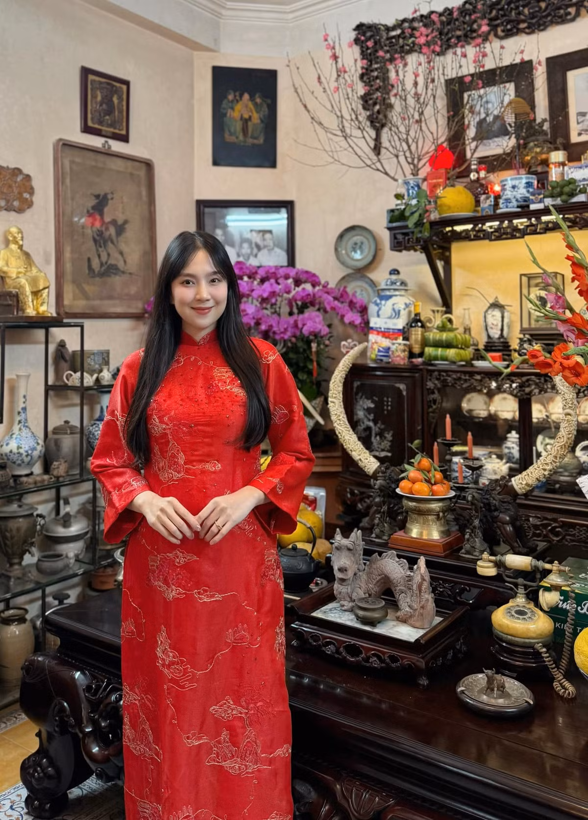 Để hoàn thiện vẻ ngoài thanh lịch và cuốn hút, Mai Ngọc không quên kết hợp trang phục với những phụ kiện tinh tế như túi xách, giày cao gót, trang sức... Chúng không chỉ giúp set đồ thêm phần nổi bật mà còn khéo léo phân tán sự chú ý khỏi bụng bầu. Ảnh: FB Mai Ngọc