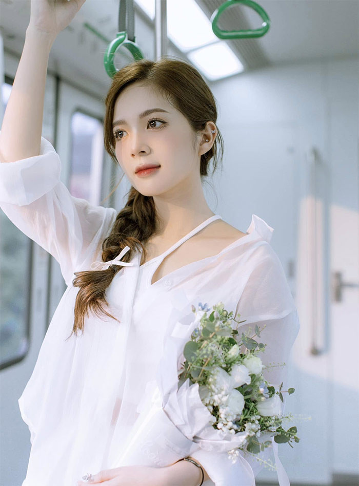 Không sở hữu vóc dáng cao ráo nhưng bù lại Ngọc Huyền lại gây chú ý nhờ khuôn mặt thanh thoát, nữ tính. (Ảnh: FB Nguyễn Hoàng Ngọc Huyền)