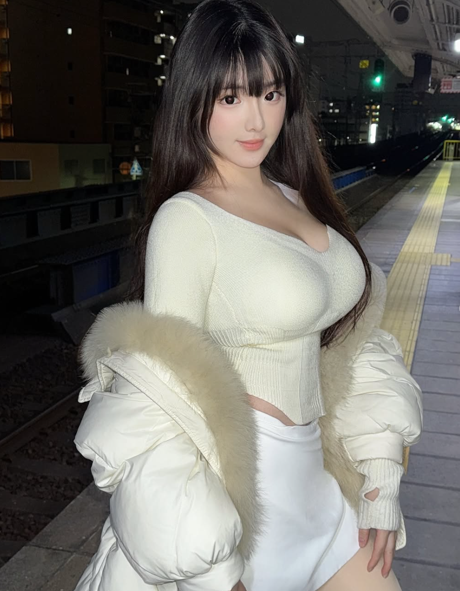 Amy sở hữu vòng 1 khủng, thậm chí nhiều người nhìn vào còn cảm thấy "ná thở".