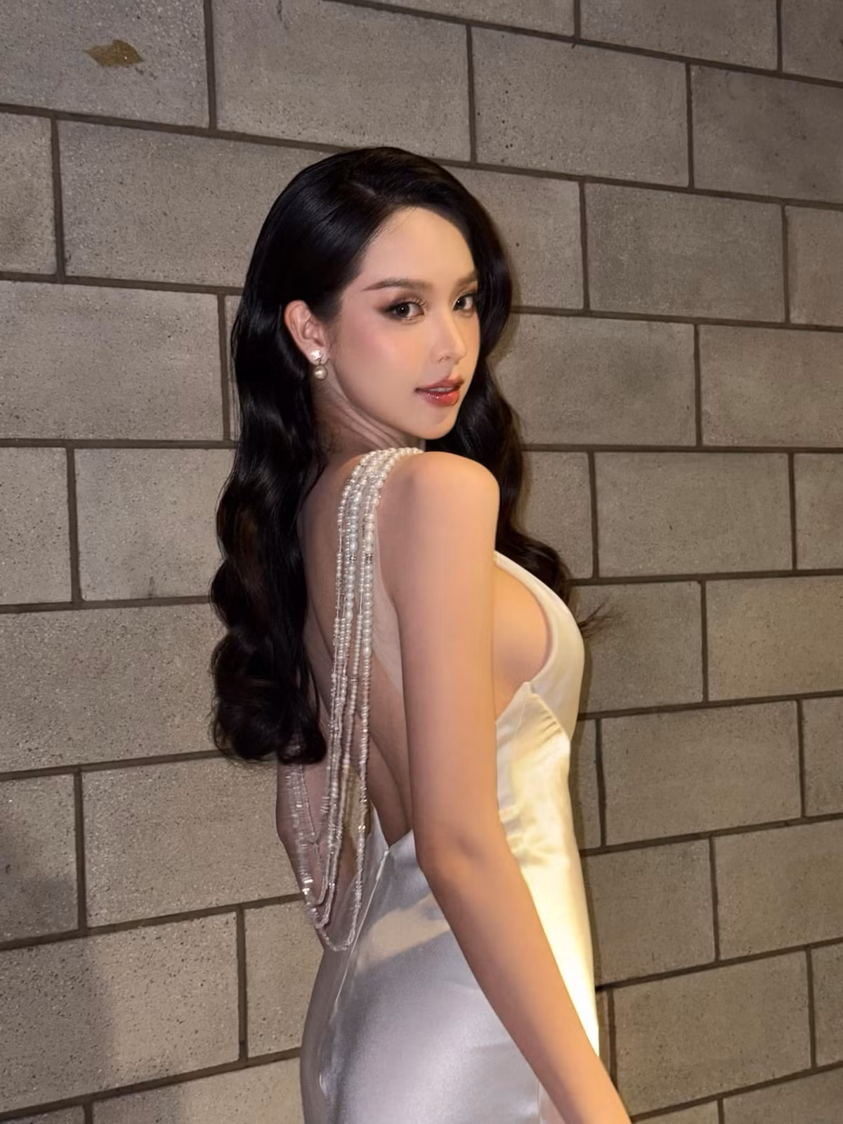 Hoa hậu Thanh Thuỷ gây chú ý khi liên tục xuất hiện với những bộ cánh cúp ngực, khoe trọn vòng một đầy đặn sau khi "nâng cấp". Ảnh: FB Huỳnh Thị Thanh Thuỷ