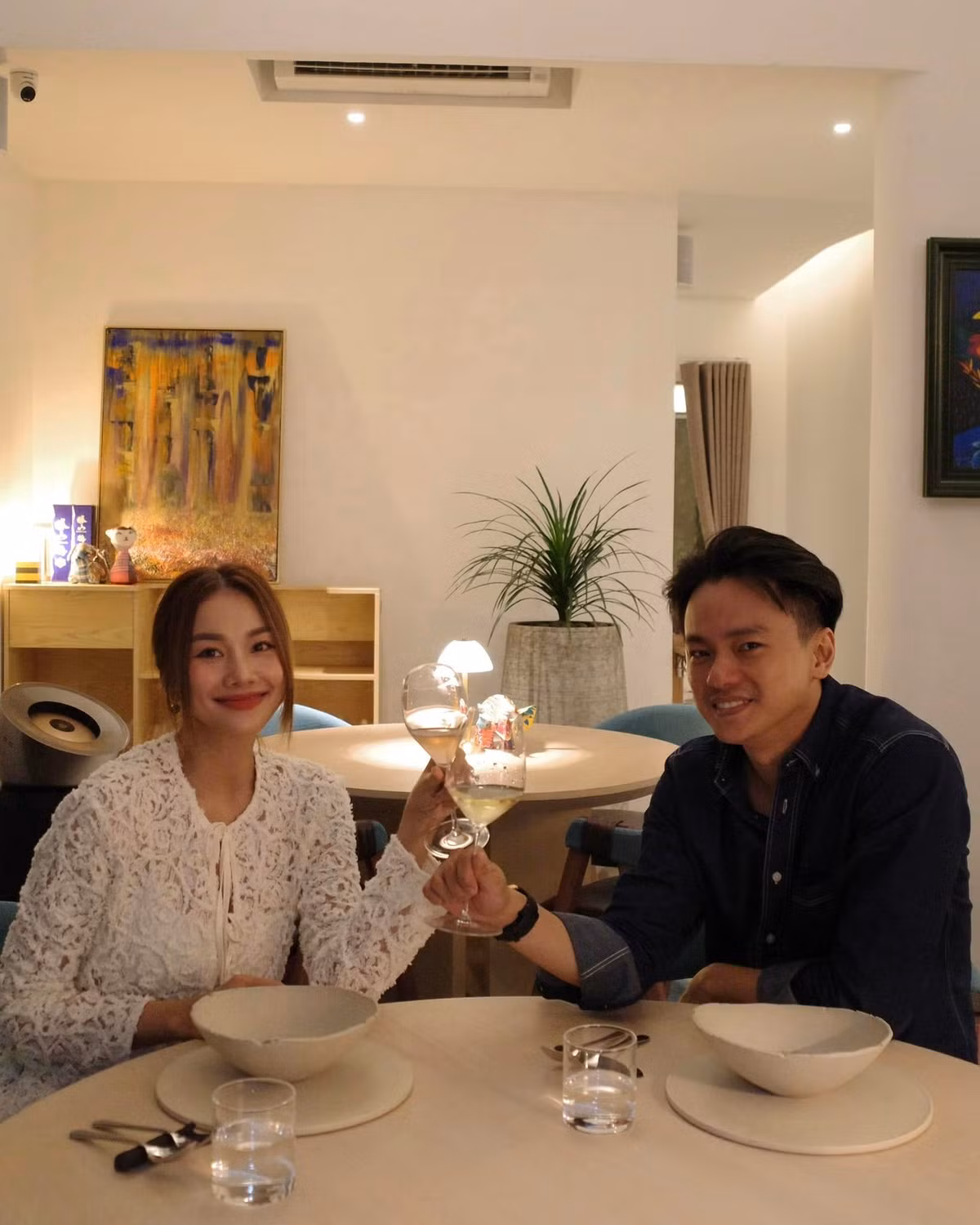 Thanh Hằng ăn tối cùng ông xã. Ảnh: FB Thanh Hằng