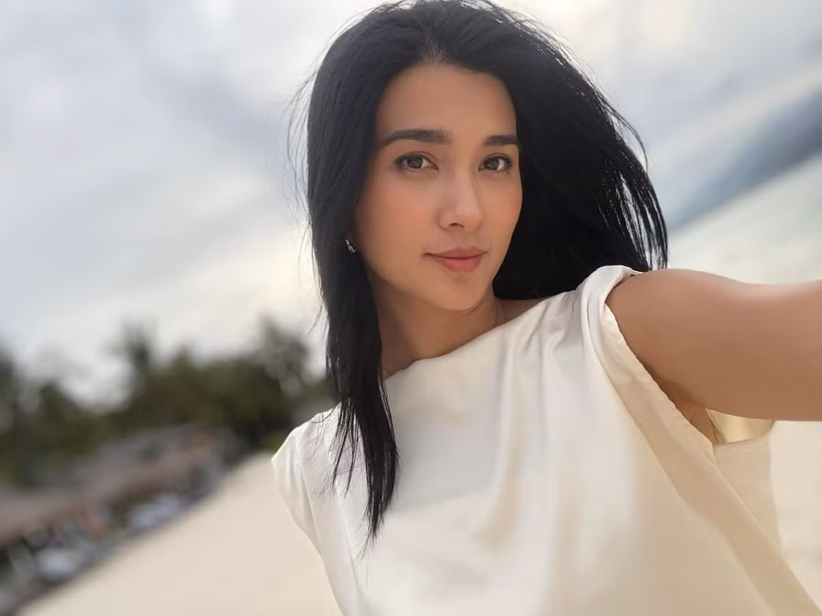 "Cuộc sống cũng như biển, biết lúc dịu yên thì sóng vỗ cũng hoá dịu dàng", NSƯT Kim Tuyến tâm sự. Ảnh: FB Kim Tuyen