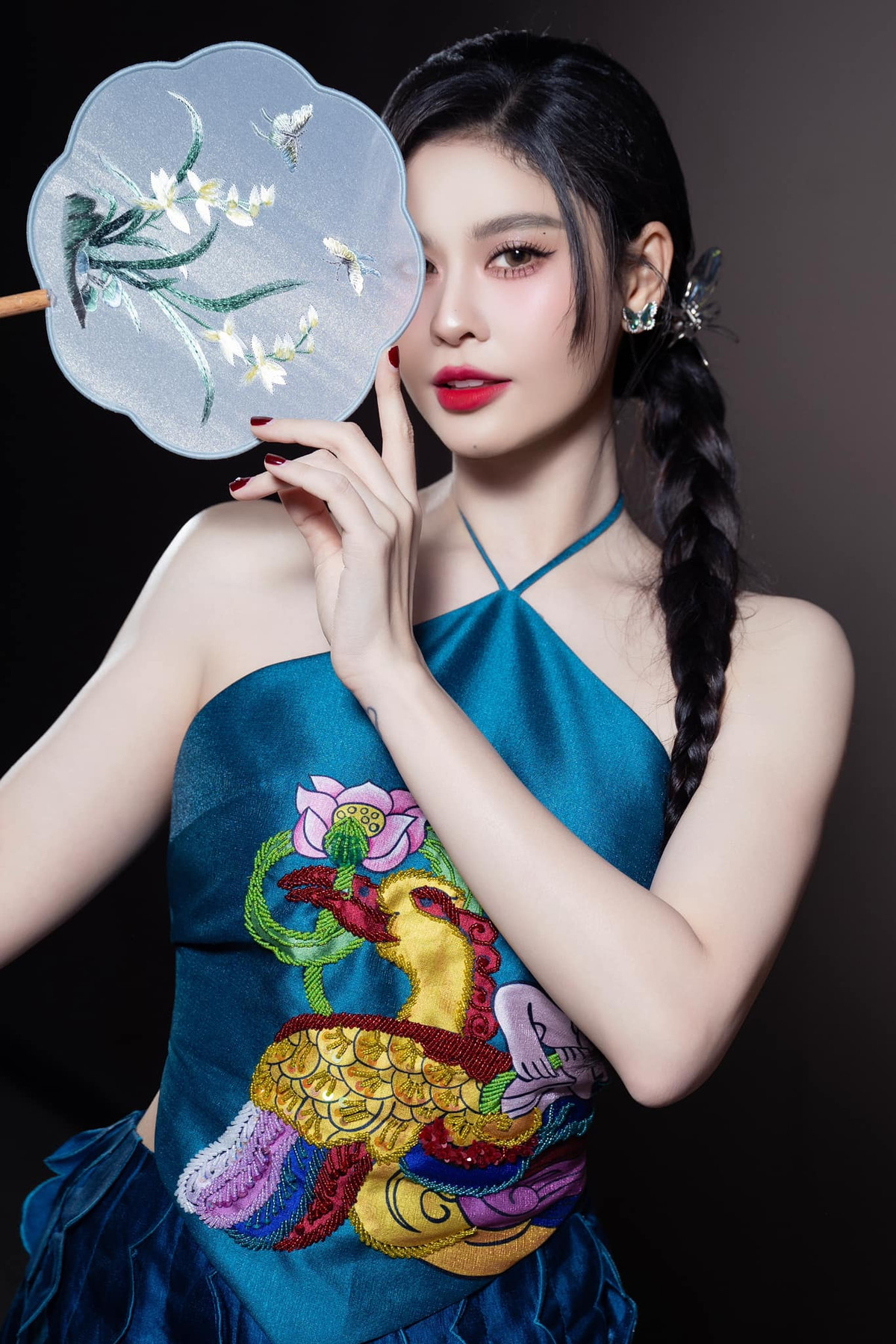 Trương Quỳnh Anh với giao diện mặc áo yếm gợi cảm dự lễ ra mắt phim điện ảnh. Ảnh: FB Trương Quỳnh Anh