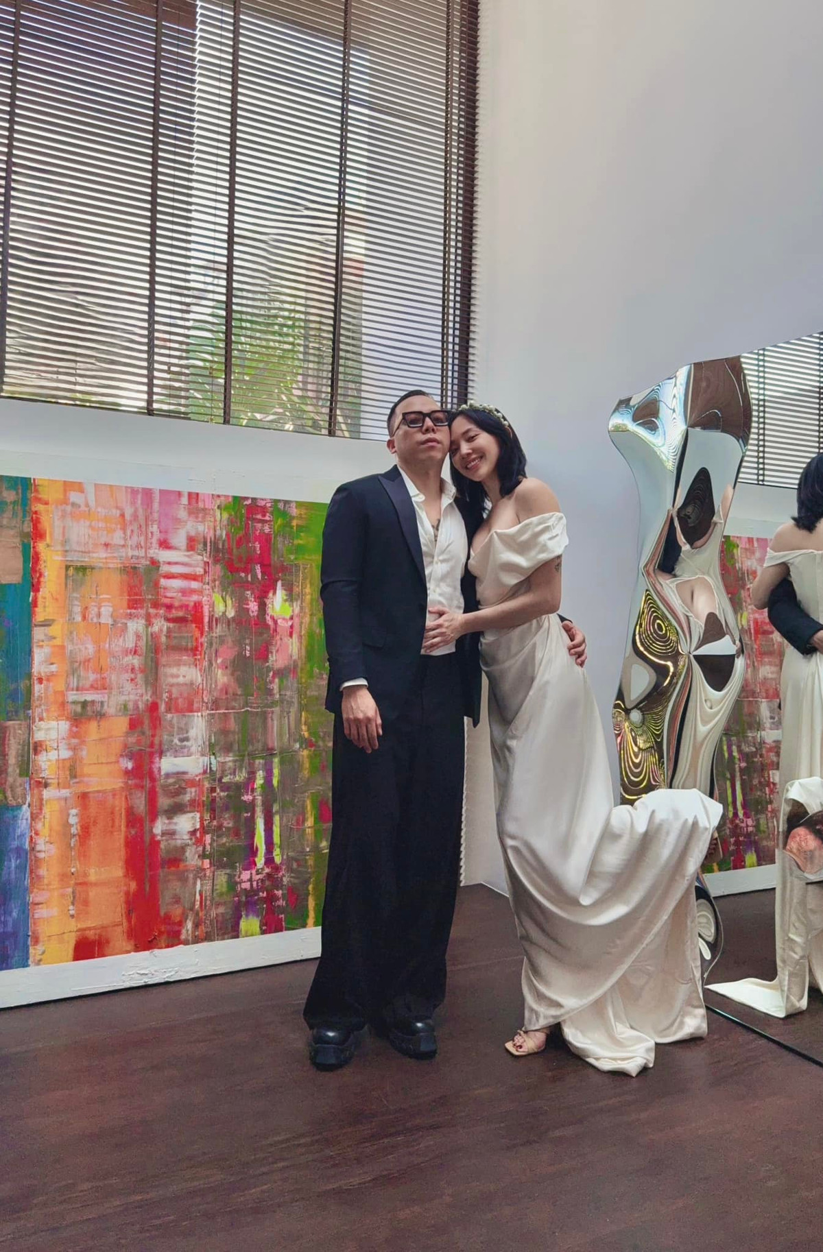 Tóc Tiên cùng ông xã Hoàng Touliver mặc lại đồ cưới từ 5 năm trước chụp ảnh kỷ niệm. Ảnh: FB Tóc Tiên