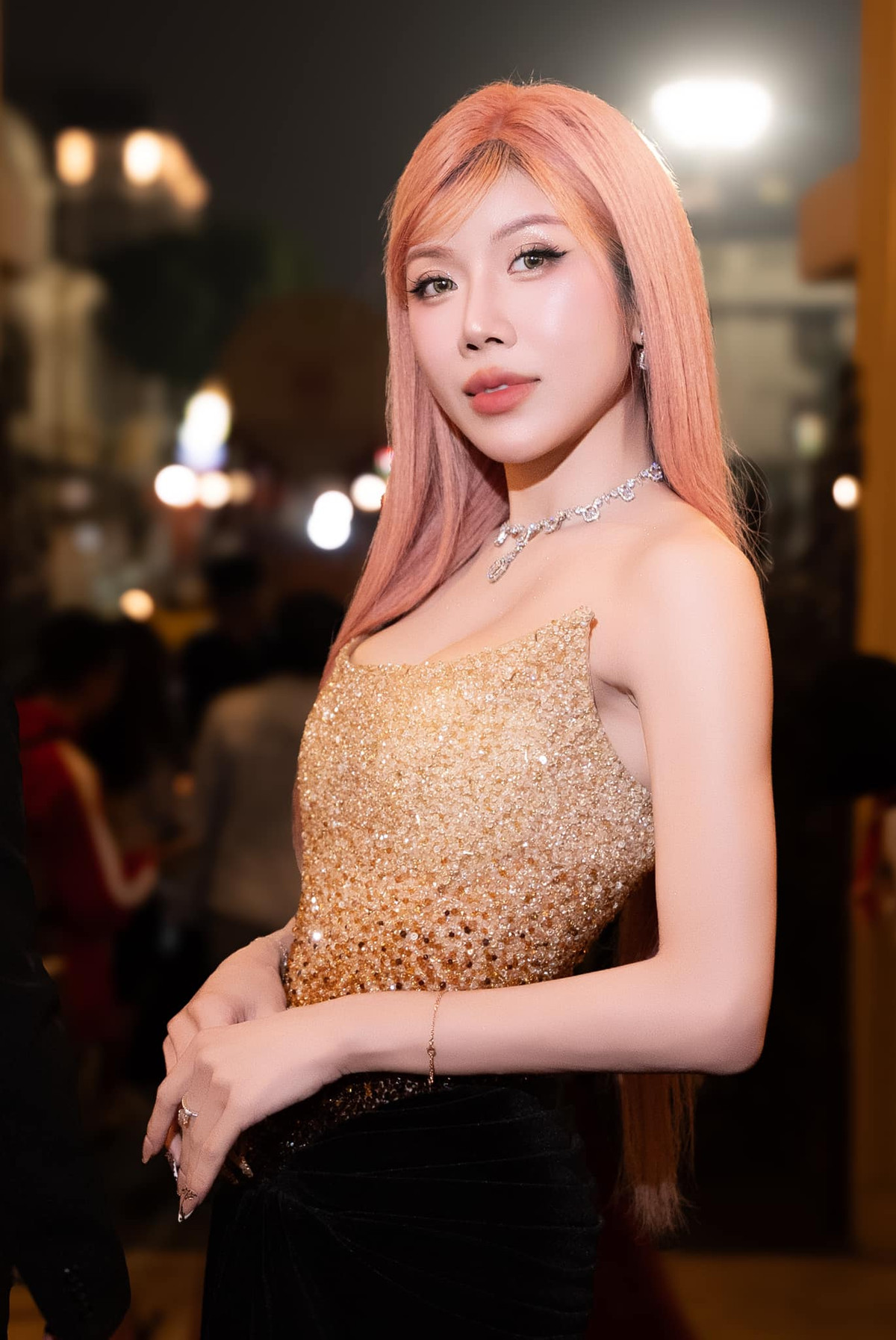 Cô thường xuyên lựa chọn những bộ cánh ôm sát, khoe vòng eo thon gọn và đôi chân dài miên man. Ảnh: FB Trang Phap