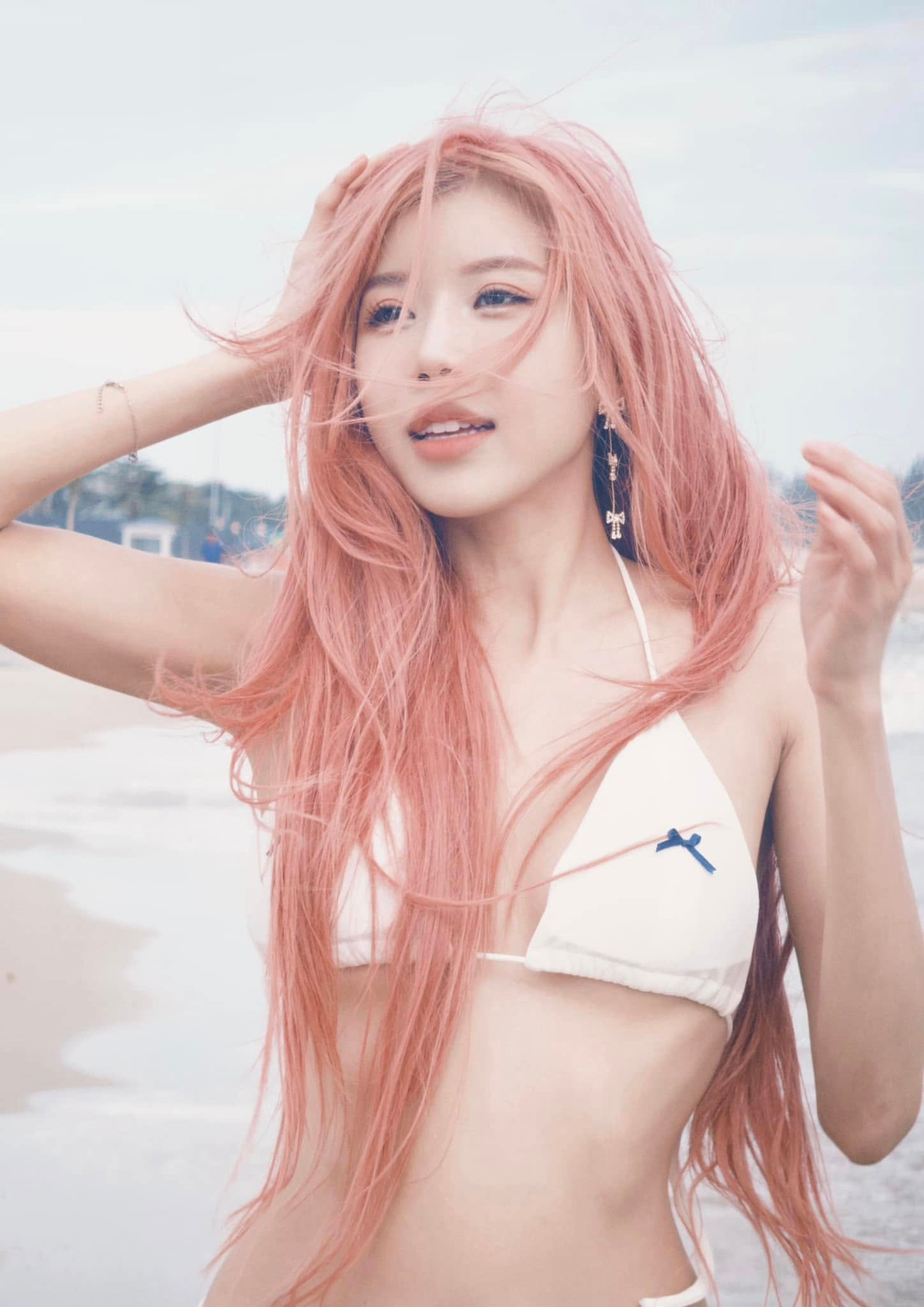 Ở ngoài đời, với thời trang đi biển, nữ ca sĩ Trang Pháp cũng yêu thích những màu sắc sáng màu, nổi bật, sặc sỡ. Ảnh: FB Trang Phap