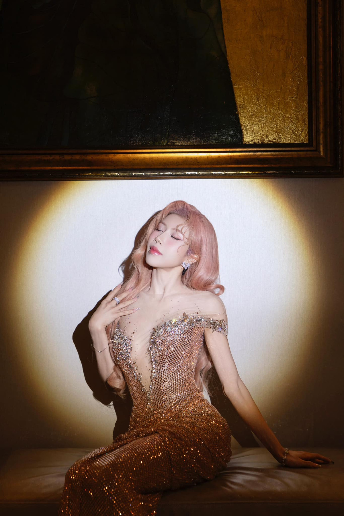 Phong cách không nội y được cô thể hiện một cách tinh tế, không phản cảm, mà ngược lại, tôn lên vẻ đẹp hiện đại và quyến rũ. Ảnh: FB Trang Phap