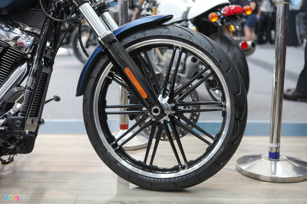 Harley-Davidson BreakOut 115 Anniversary sử dụng lốp trước 130/60B 21 inch tích hợp phanh ABS, cùm phanh kiểu 4 piston. Trong khi đó lốp sau 240/40R 18inch tích hợp ABS, cùm 2 piston.
