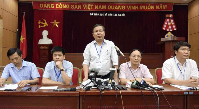 Ông Lê Ngọc Quang - phó giám đốc sở GD-ĐT Hà Nội, thông tin đến báo chí về việc lộ đề thi tuyển sinh vào lớp 10 tại buổi họp báo chiều 7-6 - Ảnh: DƯƠNG LIỄU
