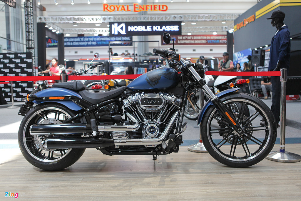 Harley-Davidson BreakOut 115 Anniversary có chiều dài 2.370 mm, rộng 950 mm, chiều dài cơ sở 1.695 mm, chiều cao yên 665 mm, khoảng sáng gầm xe 115 mm và khối lượng không tải đạt 294 kg. Dung tích bình xăng trên Harley-Davidson BreakOut đạt 13,2L.