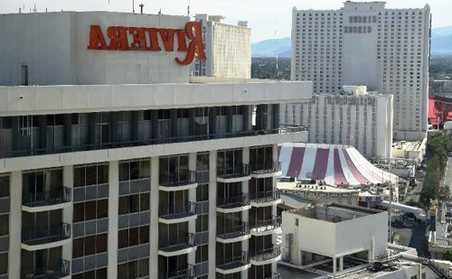 Khách sạn Circus Circus tại Las Vegas (trái) đằng sau khách sạn Riviera - Ảnh: AFP