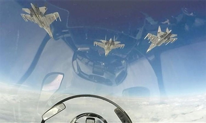 Bài viết cũng không nêu rõ đối thủ của phi công Trần, song ảnh trong bài cho thấy ba tiêm kích đa năng J-16 bay trước tiêm tích J-20 và chúng có thể đóng vai trò mục tiêu giả định trong cuộc diễn tập.