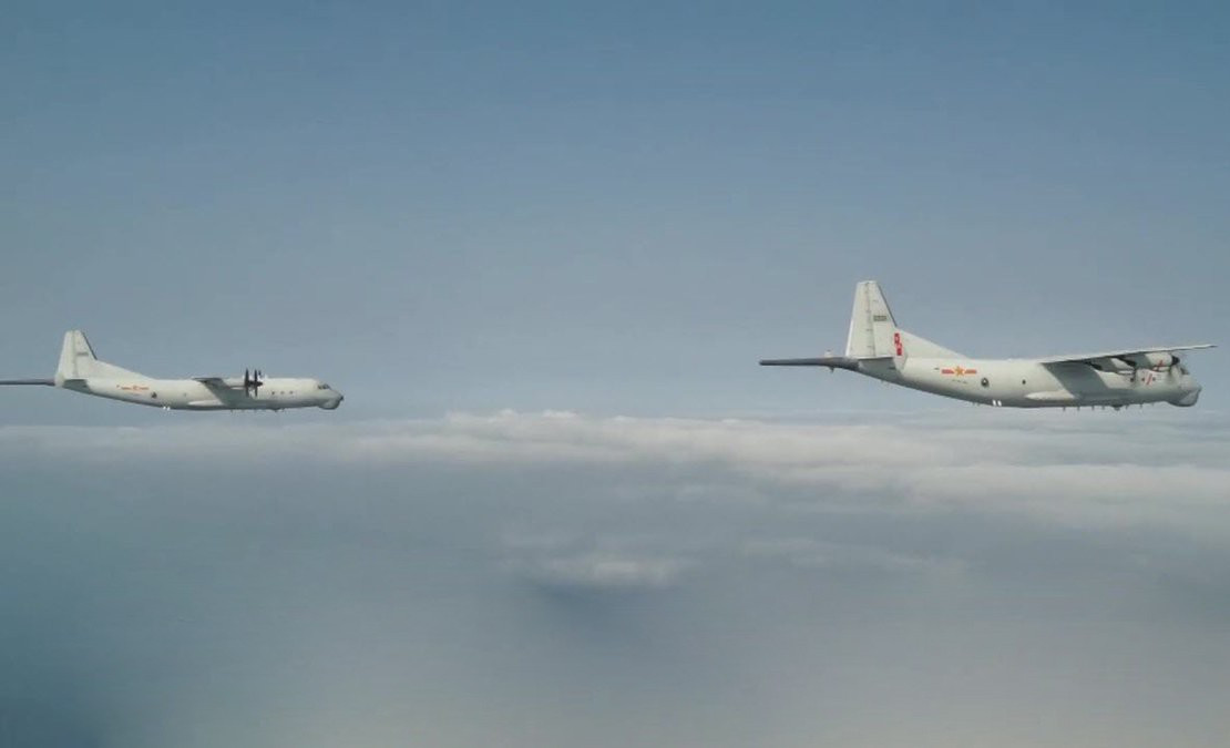 KJ-200 cũng được trang bi vị trí để có thể mang theo các phao thủy âm và có thể mang theo cả ngư lôi chống ngầm.