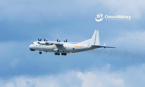 Máy bay được chế tạo dựa trên chiếc máy bay vận tải Y-8 ( phiên bản An-12 của Trung Quốc), với tầm bay hơn 5000km và có thể bay liên tục trong 10 tiếng.