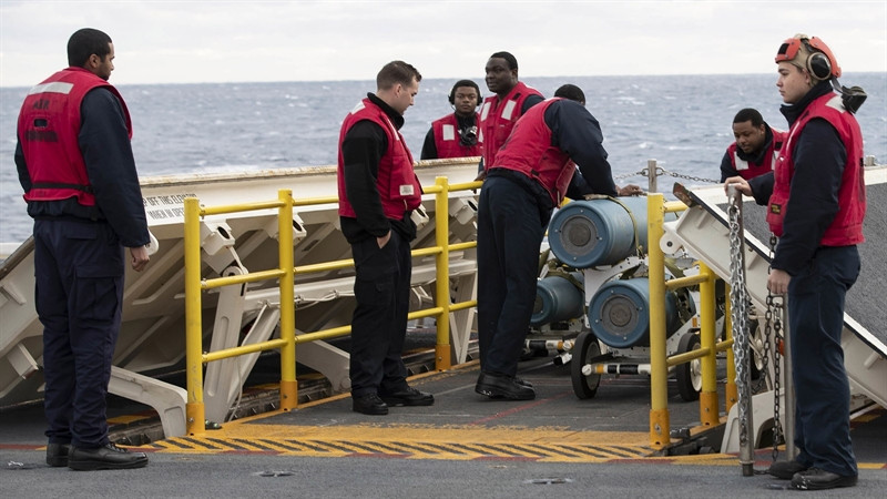Nguyên nhân là đến thời điểm hiện tại, mới chỉ có 2 trong tổng số 11 Thang máy Vũ khí Tiên tiến (AWE) của tàu có thể hoạt động.