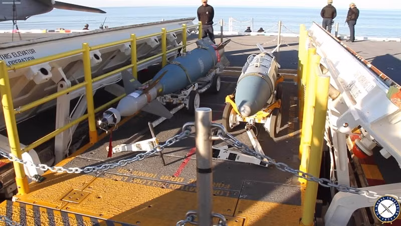 Điều này khiến USS Gerald R. Ford được chuyển giao cho Hải quân Mỹ trong điều kiện thiếu thang nâng vũ khí, thiết bị quan trọng để chuyển bom và tên lửa từ kho chứa lên các tiêm kích trên boong.