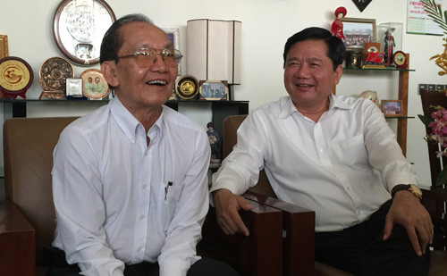 Bí thư Đinh La Thăng thăm hỏi sức khoẻ Giáo sư và mong muốn Bác sĩ Đông A tiếp tục cống hiến cho ngành Y tế TP HCM.