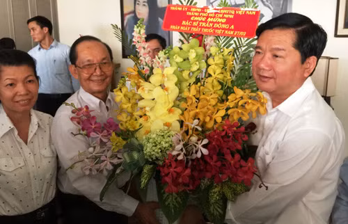 Uỷ viên Bộ Chính trị, Bí thư TP HCM Đinh La Thăng tặng hoa chúc mừng Giáo sư, bác sĩ Trần Đông A nhân ngày Thầy thuốc Việt Nam 27/2.