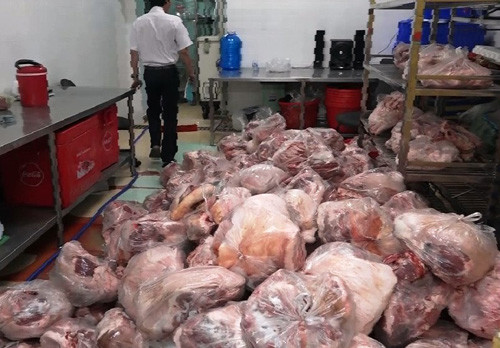Cơ quan chức năng đang làm thủ tục thiêu huỷ thịt lợn thối và xử lý những người có liên quan.
