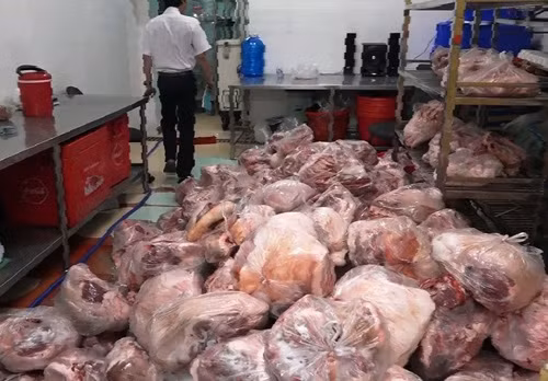 Cơ quan chức năng đang làm thủ tục thiêu huỷ thịt lợn thối và xử lý những người có liên quan.