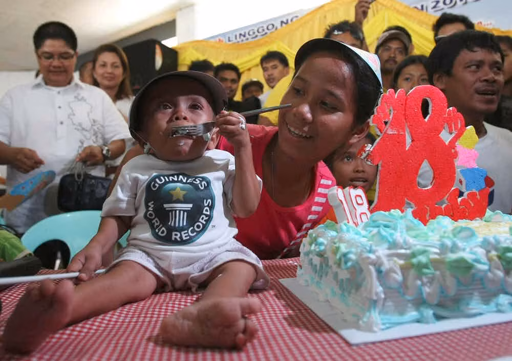 Trong khi đó, với chiều cao 59,94 cm, Junrey Balawing được công nhận là người thấp nhất thế giới còn sống hiện nay, tính từ ngày 12/6/2011. Junrey sinh năm 1993 tại Philippines. Ảnh: The Richest.