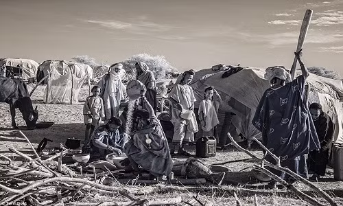 “Tôi từng mơ ước một ngày nào đó sẽ được rong ruổi qua dãy núi Himalaya và khám phá những vùng đất bí ẩn. Khi lớn lên, tôi đã có thể bắt đầu thực hiện giấc mơ của mình với chiếc máy ảnh trên người và cuộc hành trình của tôi bắt đầu…”, nhiếp ảnh gia đến từ New York (Mỹ) Terri Gold chia sẻ.