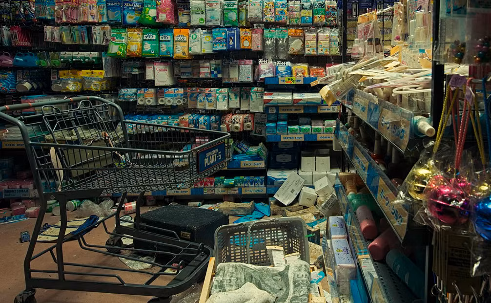 Bên trong một siêu thị bị bỏ hoang trong 6 năm qua.