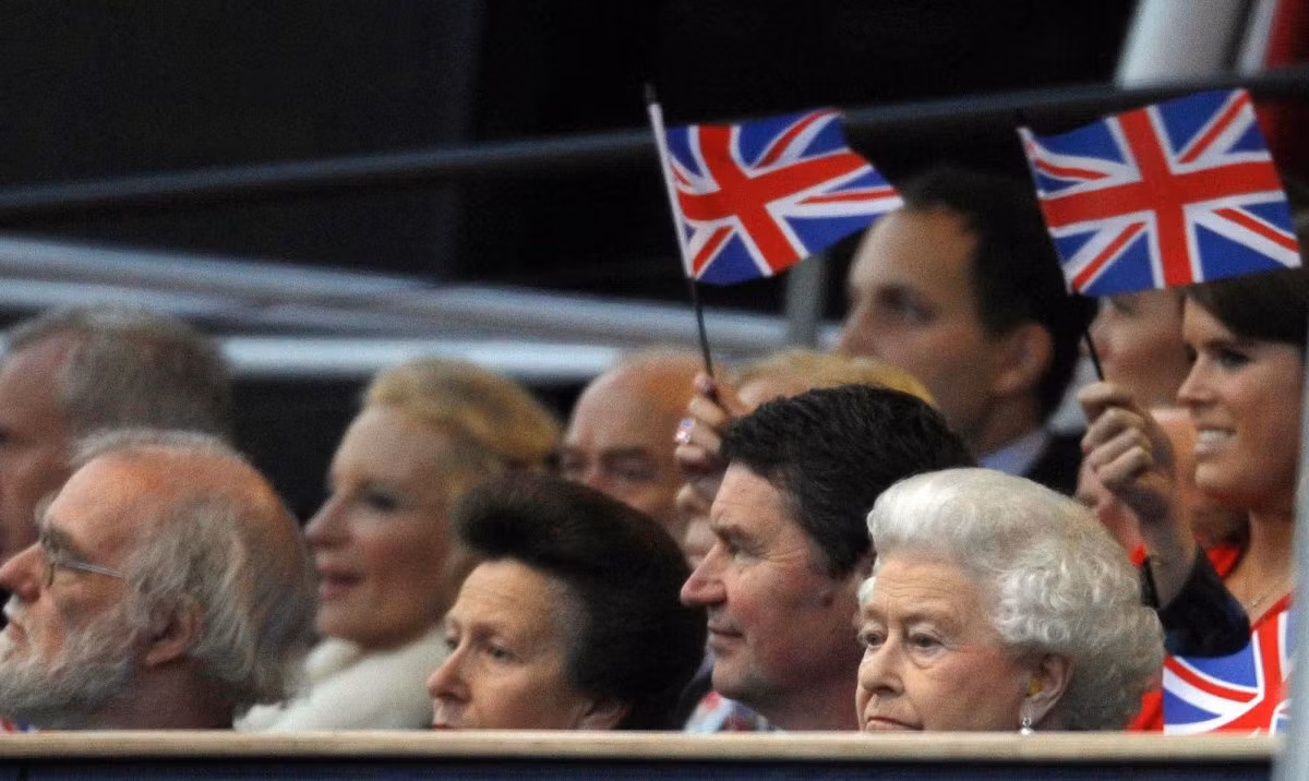 Nữ hoàng Anh Elizabeth II hòa vào đám đông trong buổi hòa nhạc kỷ niệm 60 năm lên ngôi của bà diễn ra trước cung điện Buckingham. Ảnh: BI.