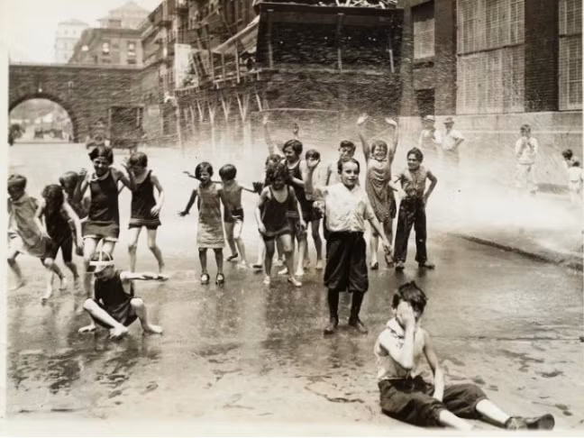 Những đứa trẻ chơi đùa trên Phố 105.