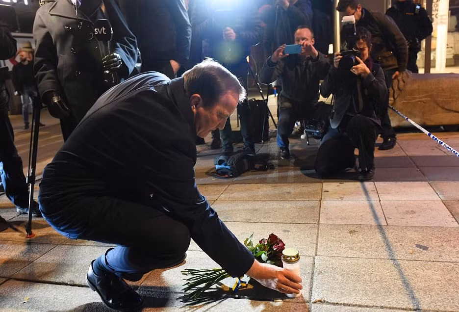 Thủ tướng Thụy Điển Stefan Lofven đã đặt nến và hoa bên ngoài trung tâm thương mại Ahlens để tưởng niệm các nạn nhân xấu số trong vụ tấn công bằng xe tải. Ảnh: Daily Mail.