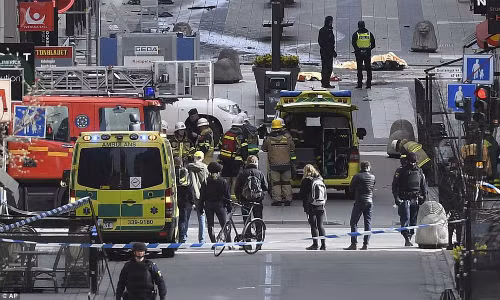 Khi đó, một nhóm đối tượng đã cướp xe tải và lao vào đám đông bên ngoài một trung tâm mua sắm lớn nhất ở thủ đô Stockholm. Ảnh: Daily Mail.