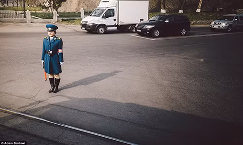 Một nữ cảnh sát giao thông Triều Tiên.