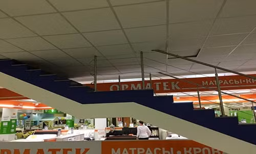 Cầu thang dẫn lên... trần nhà.