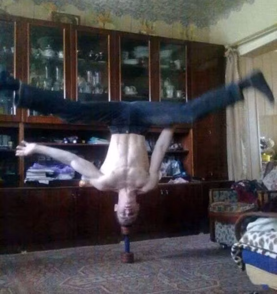 Thanh niên này đang biểu diễn xiếc tại gia?