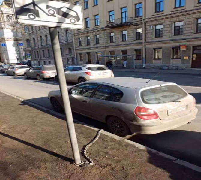 Chiếc ô tô được xích lại cẩn thận để tránh bị kéo đi.