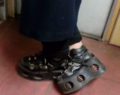 Đôi giày “khủng” tạo cảm giác nặng nề.