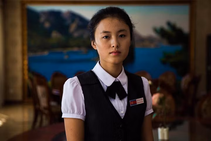 Nhân viên một khách sạn ở thành phố Sinuiju, gần với Trung Quốc. Ảnh: Noroc.