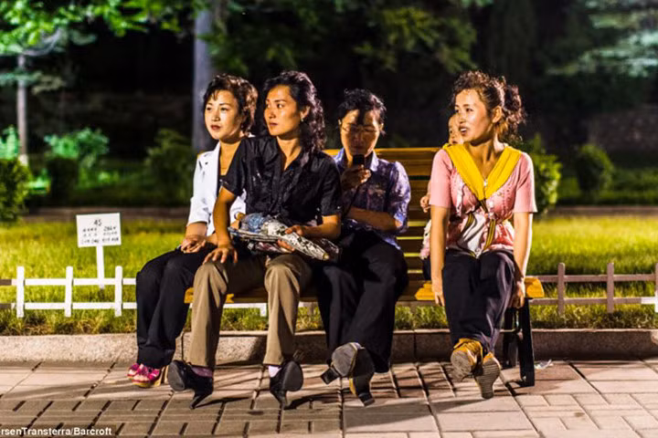 Phụ nữ trong công viên thanh niên ở Bình Nhưỡng. Ảnh: Pedersen.