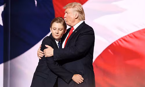 Barron Trump, con trai của Tổng thống Mỹ Donald Trump, là một trong những cậu ấm cô chiêu may mắn được tận hưởng cuộc sống giàu sang ngay từ khi chào đời. Barron được bố mẹ cho học tại một trong những ngôi trường hàng đầu ở thành phố New York. Dù mới 11 tuổi nhưng Barron thường xuất hiện trong những bộ vest bảnh bao. Ảnh: The Richest.