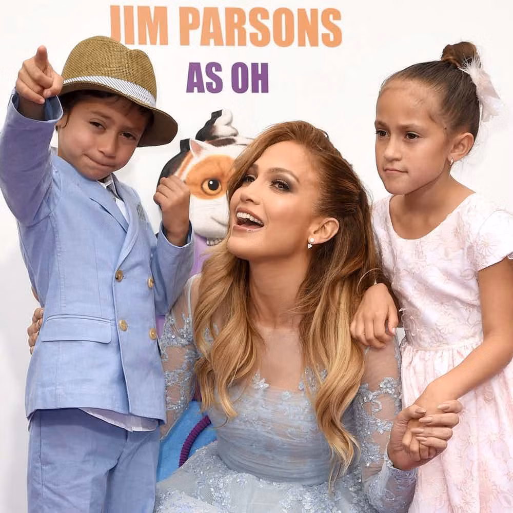 Cặp anh em song sinh Emme và Max Anthony là con của ca sĩ Jennifer Lopez và Marc Anthony. Hai anh em Anthony thường được đi du lịch tới những địa điểm nổi tiếng ở Tây Ban Nha, Anh, Italy hay Thổ Nhĩ Kỳ. Được biết, cha đỡ đầu của cặp song sinh này không ai khác chính là tài tử Tom Cruise. Ảnh: The Richest.