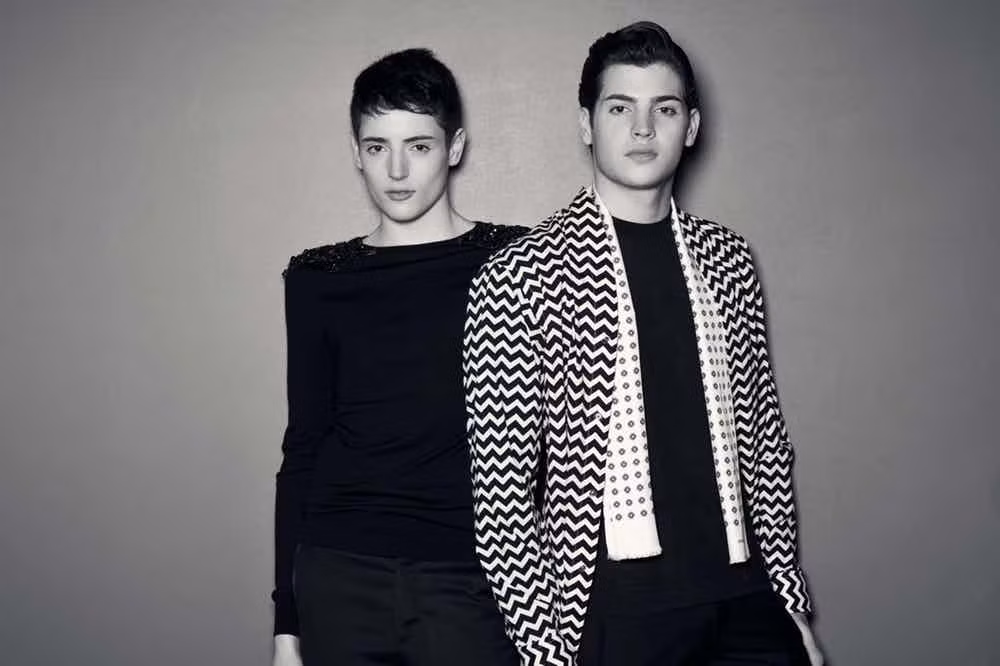 Hai anh em nhà Brant, Harry và Peter, là con trai của cựu siêu mẫu Stephanie Seymour. Hồi còn nhỏ, Harry và Peter sống trong một biệt thự trên vùng đất rộng 53 mẫu. Tuy nhiên, bố mẹ của Harry và Peter từng đau đầu vì tính khí hư hỏng của hai cậu con trai. Ảnh: The Richest.