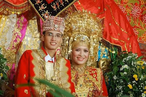 Cộng đồng người Minangkabau ở Tây Sumatra, Indonesia, là xã hội mẫu hệ lớn nhất trên thế giới. Trong cộng đồng này, người mẹ sẽ trao quyền thừa kế cho con gái. Người Minangkabau coi mẹ là nhân vật quan trọng nhất trong xã hội. Ảnh: Wonders List.