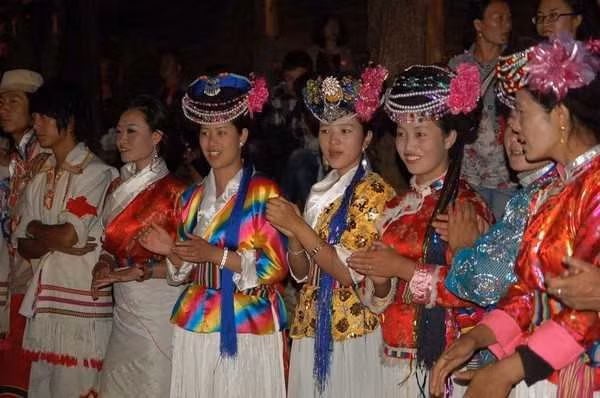 Bộ tộc Mosuo, sinh sống ở vùng tây nam Trung Quốc, là một trong những cộng đồng mẫu hệ lâu đời nhất trên thế giới. Theo phong tục của cộng đồng này, trẻ em sinh ra sẽ mang họ mẹ và sống ở nhà mẹ đẻ. Ảnh: Wonders List.