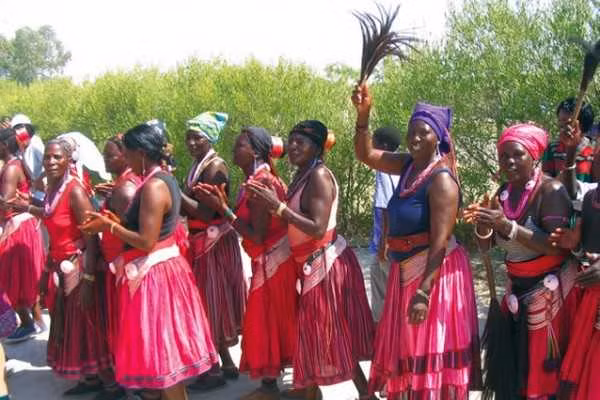 Chế độ mẫu hệ cũng được duy trì trong bộ lạc Owambos ở Namibia. Ảnh: Wonders List.