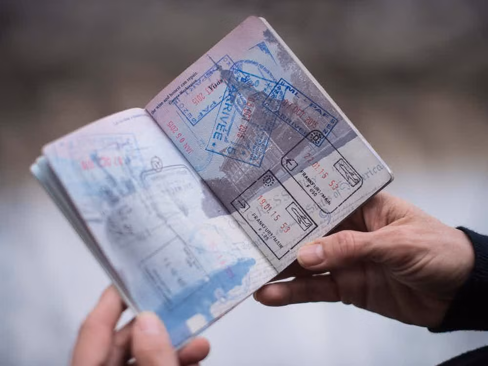 Briseira Torres, một công dân Mỹ, đã phải ngồi tù hơn 4 tháng vì không có thẻ căn cước hay giấy tờ tùy thân khi bị cảnh sát kiểm tra. Cô bị cáo buộc là một người nhập cư trái phép. Mãi đến khi xuất trình giấy khai sinh, Torres mới được “giải oan”. Ảnh: The Richest.